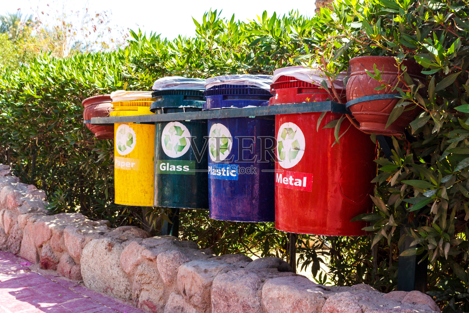 公园里五颜六色的旧回收箱。用于单独收集垃圾的瓮照片摄影图片
