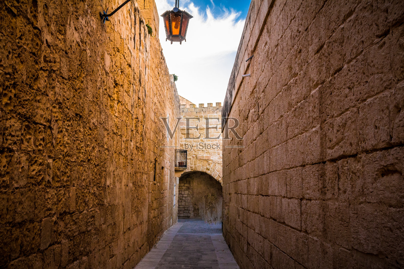 马耳他老城Mdina的古老狭窄的街道照片摄影图片