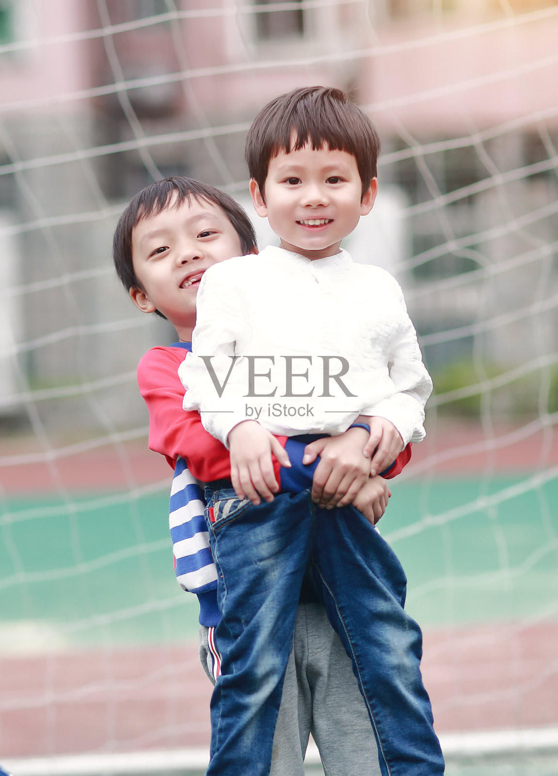 孩子们在球场上玩得很开心照片摄影图片