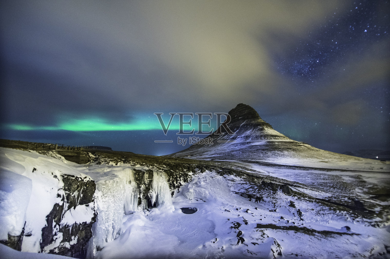 绚丽的北极光或更广为人知的北极光和冬季银河Kirkjufell，冰岛的星空银河。照片摄影图片