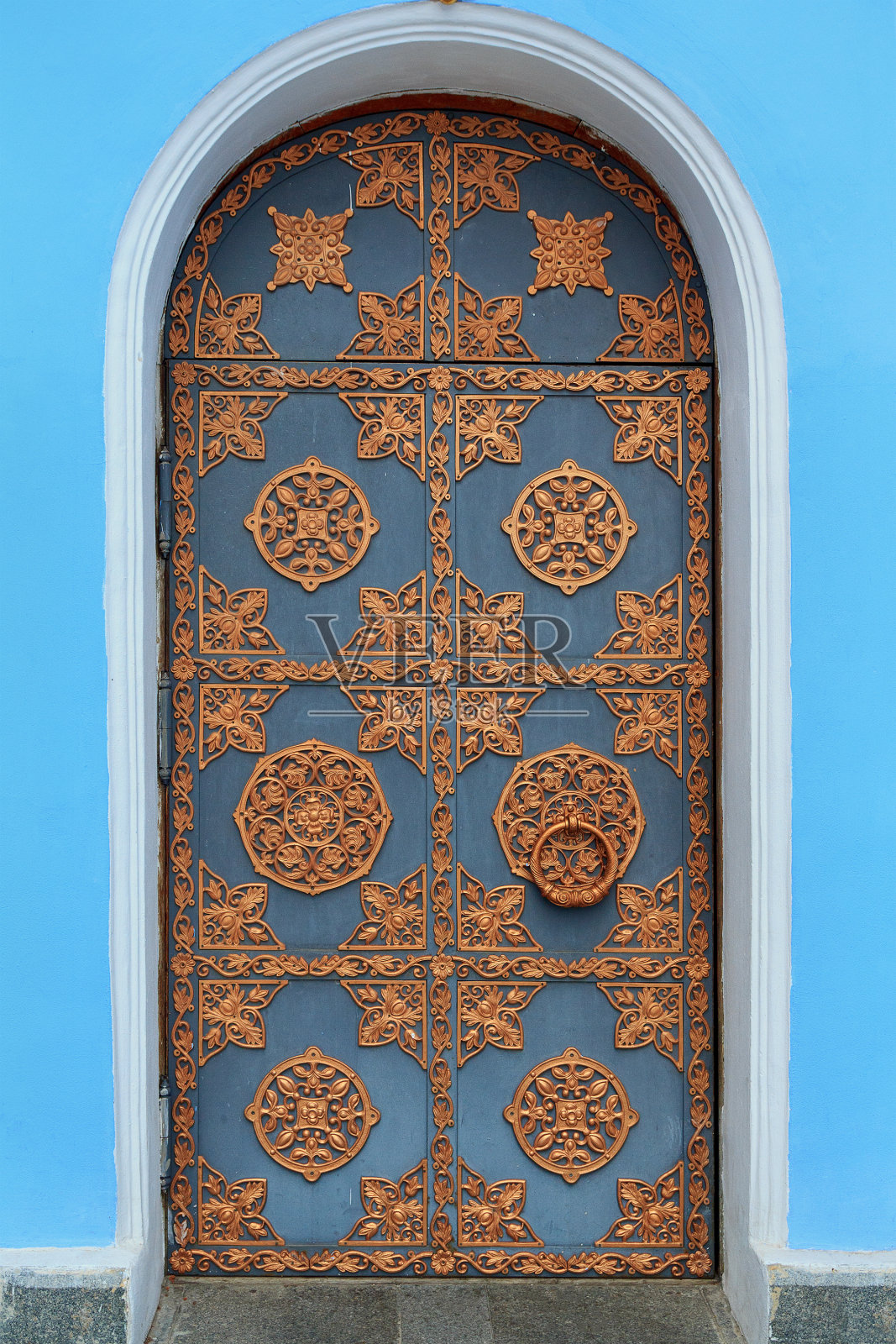 通往基督教教堂的古老大门。体系结构照片摄影图片