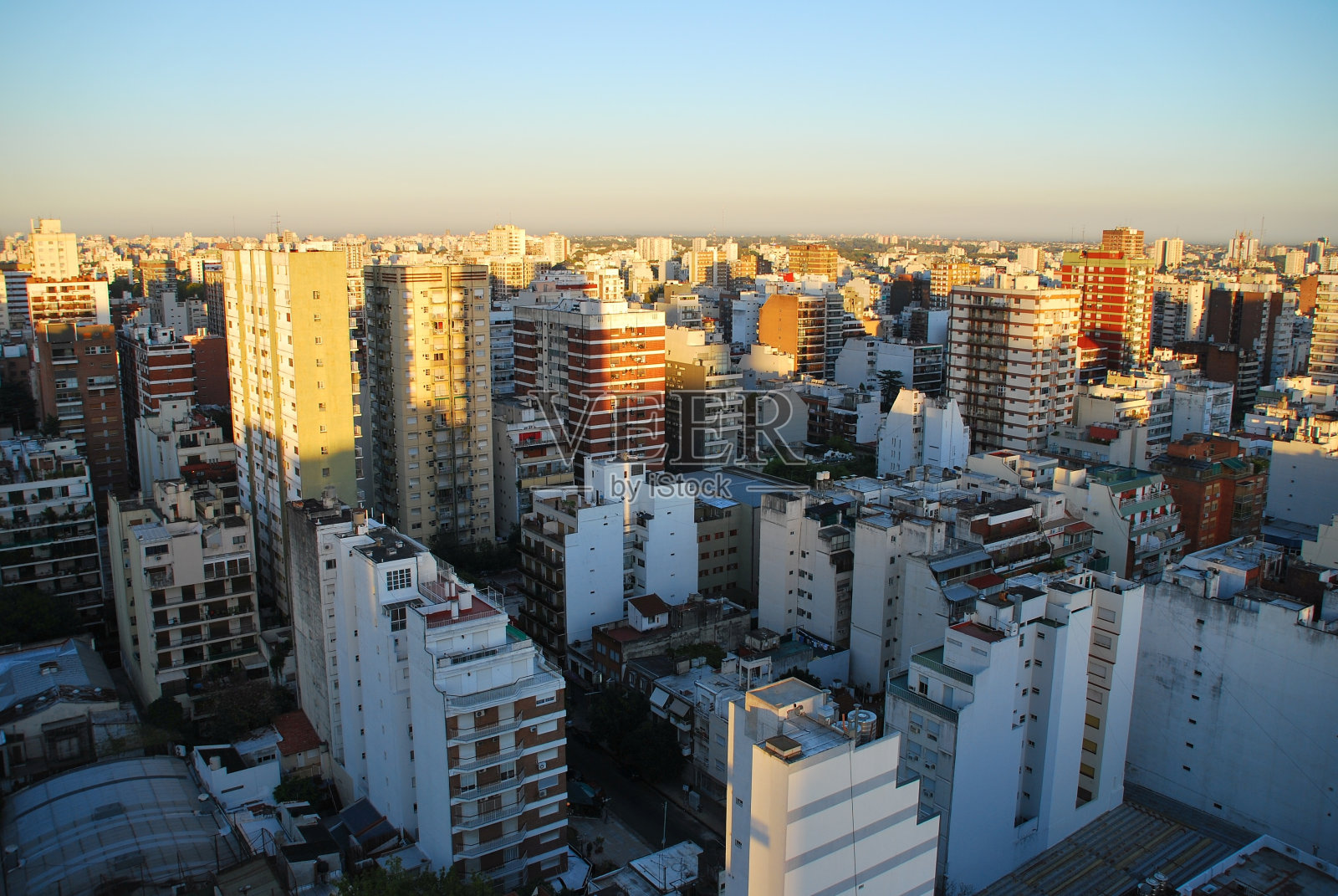 清晨的阳光照在布宜诺斯艾利斯的高楼上照片摄影图片