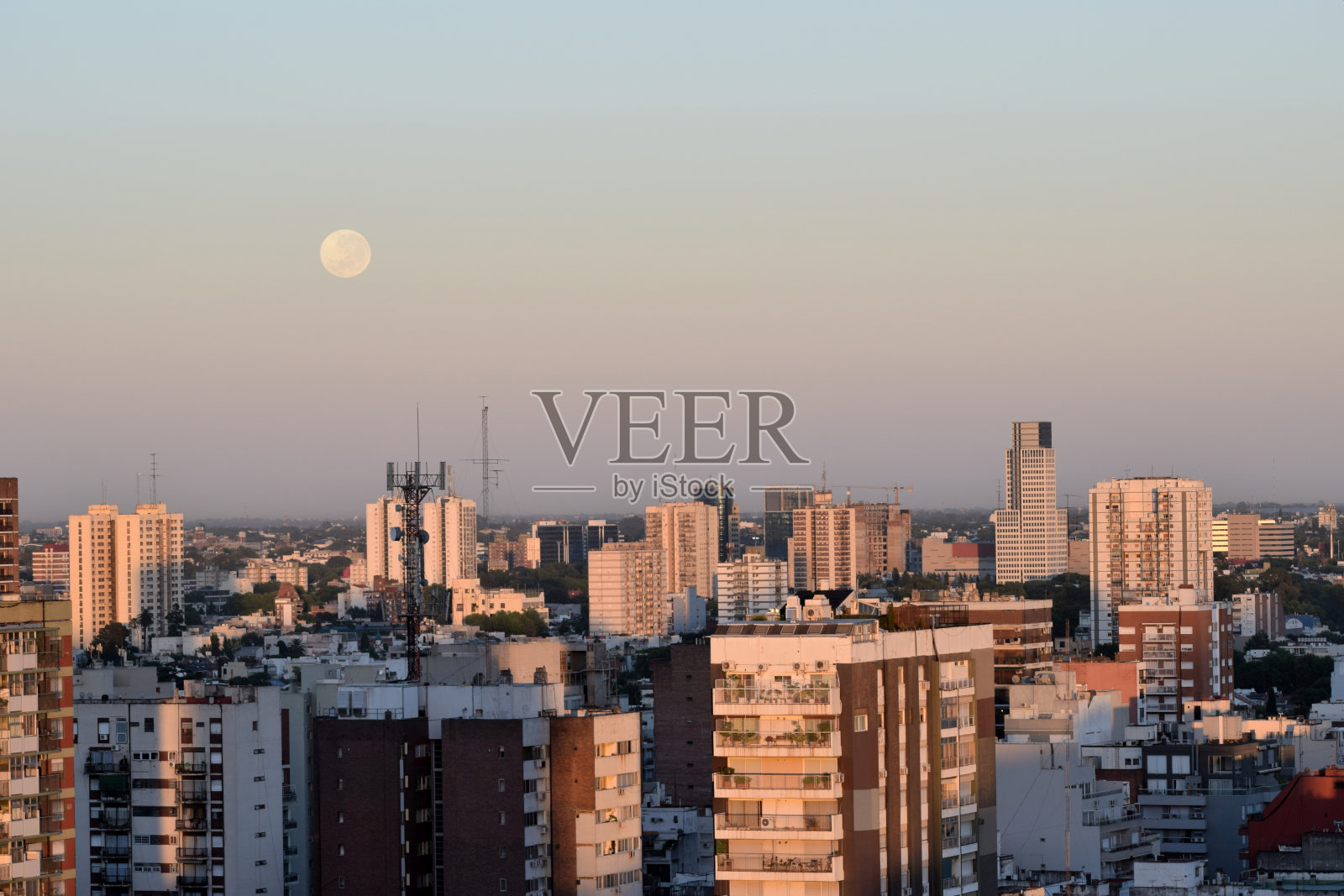 满月落在阿根廷布宜诺斯艾利斯市的贝尔格拉诺和萨维德拉附近照片摄影图片