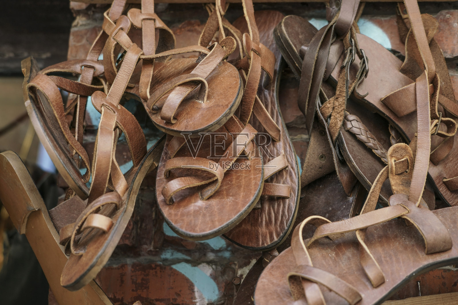 手工制作的皮凉鞋照片摄影图片