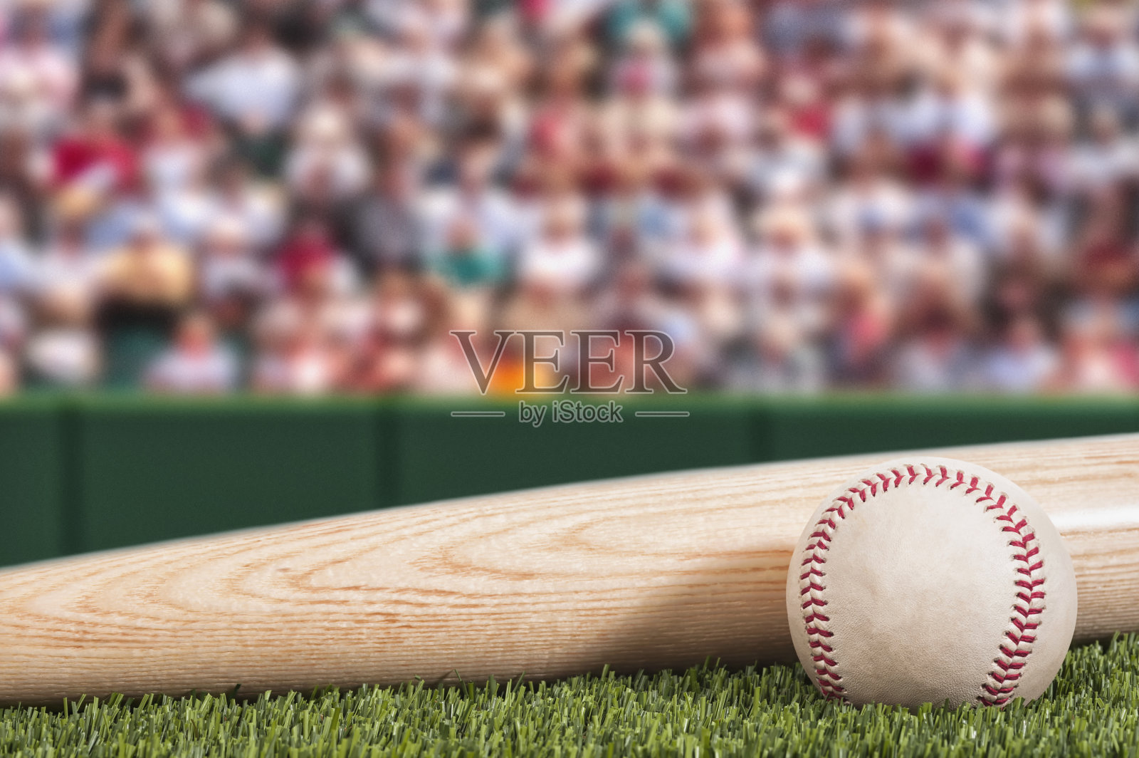 一个新的棒球和球棒与体育场和人群背景照片摄影图片
