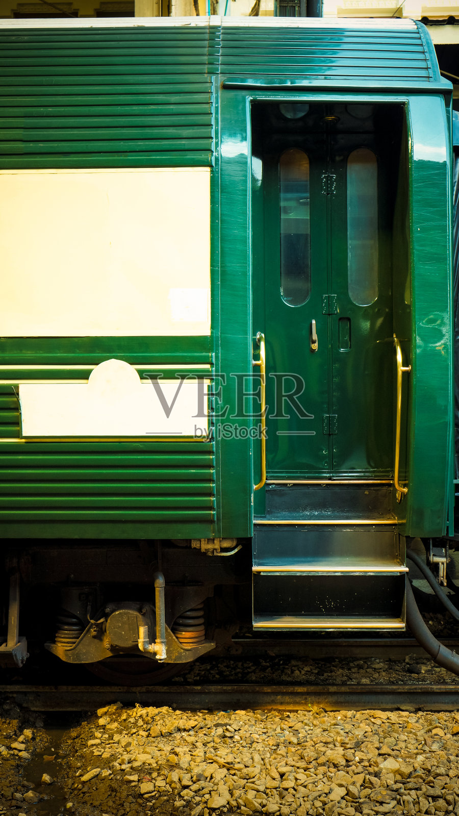 在曼谷华兰蓬火车站的月台上，旧柴油火车正在重新连接照片摄影图片