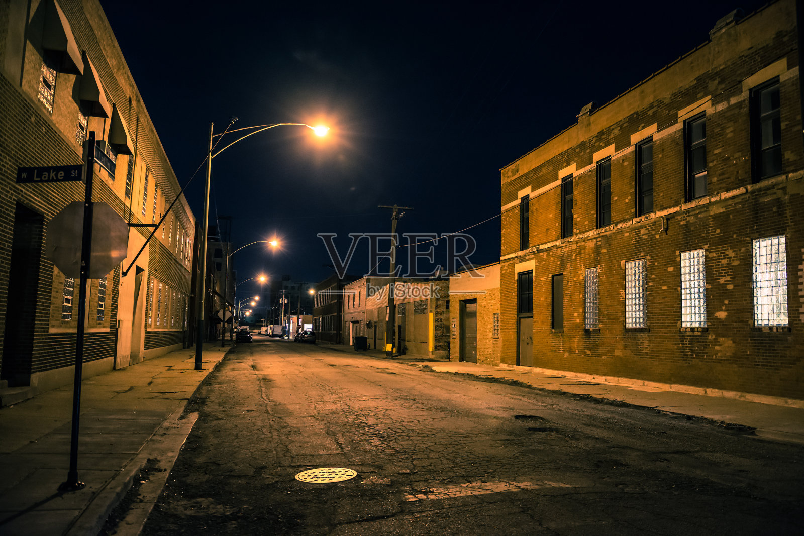 黑暗和可怕的城市工业城区的夜晚照片摄影图片