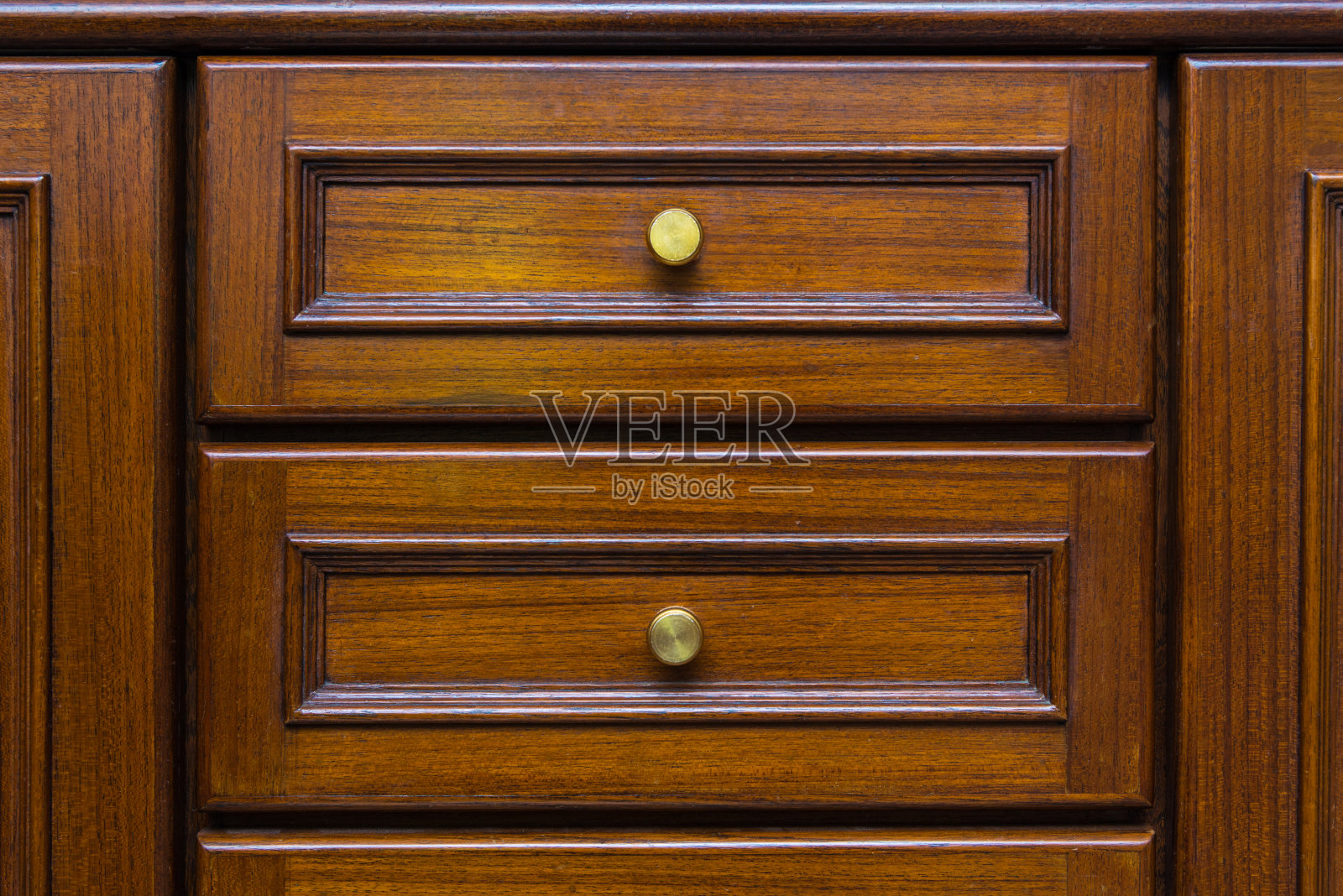 前陈列柜或衣柜木框架门和抽屉由深色木材，背景和纹理。照片摄影图片