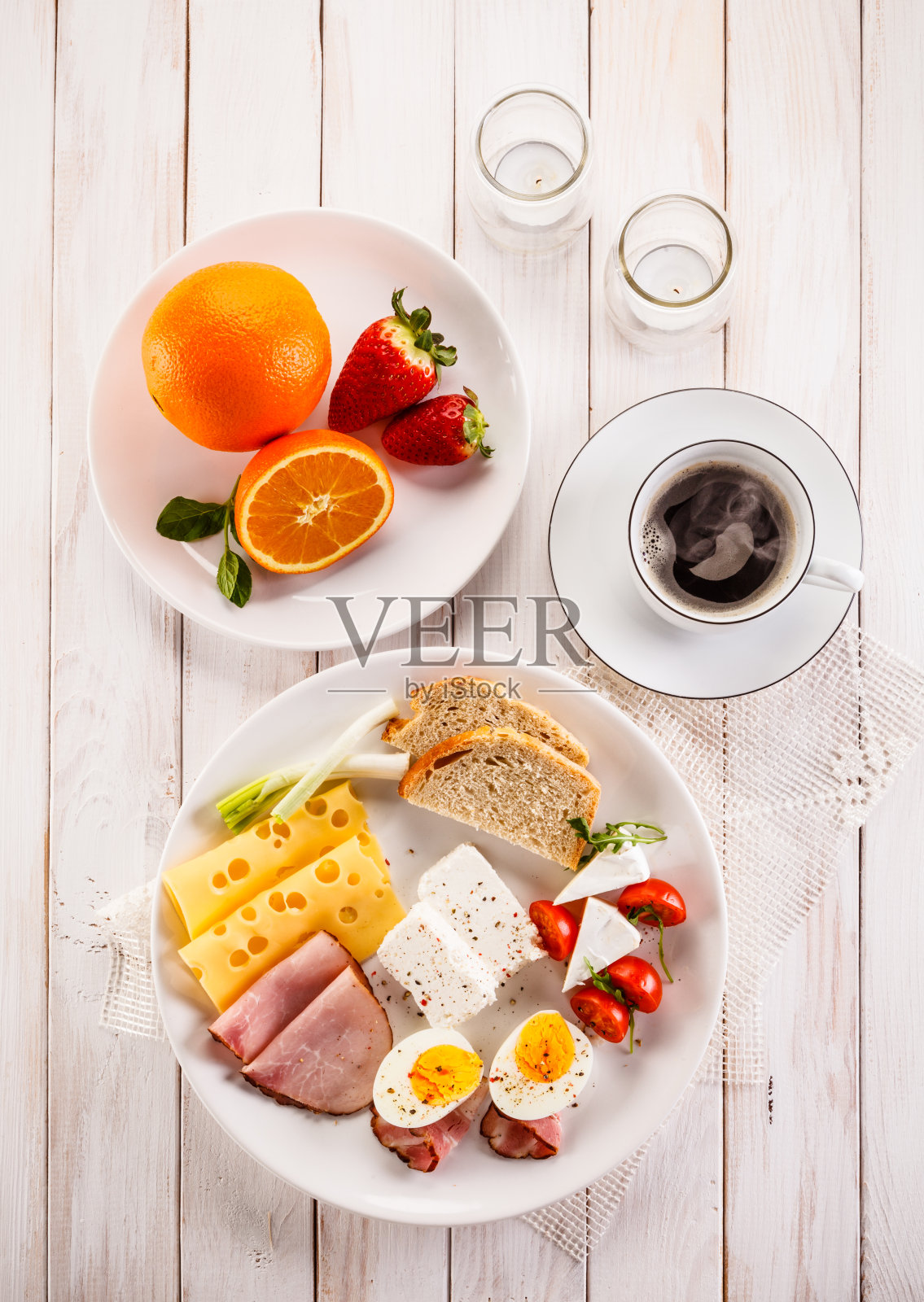早餐-煮鸡蛋，烟熏鲑鱼，奶酪，火腿和蔬菜照片摄影图片