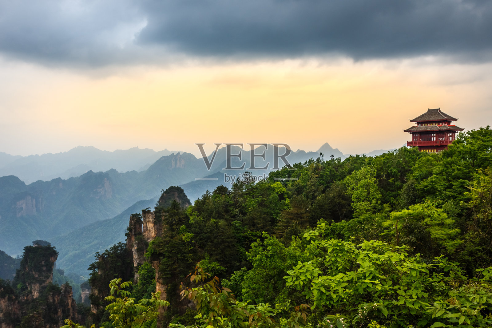 中国湖南张家界国家公园，山中宝塔，山为背景，林为前景照片摄影图片
