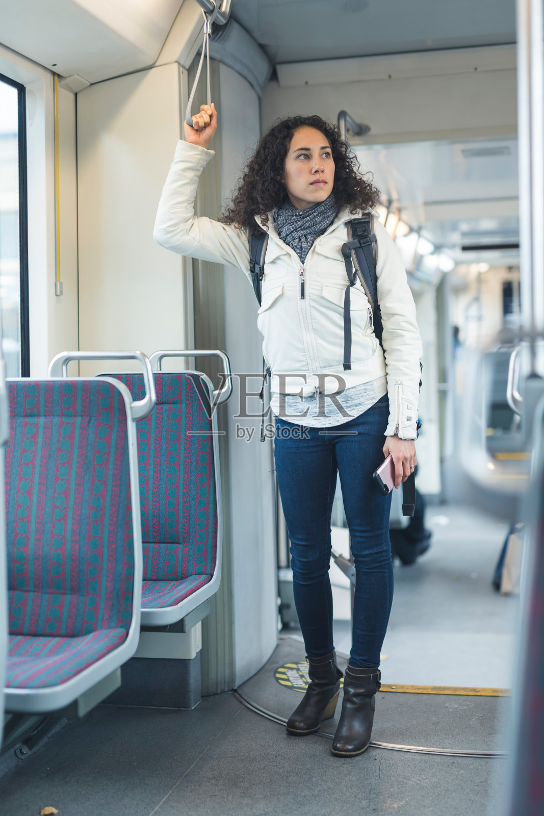 独自骑火车的年轻女子照片摄影图片
