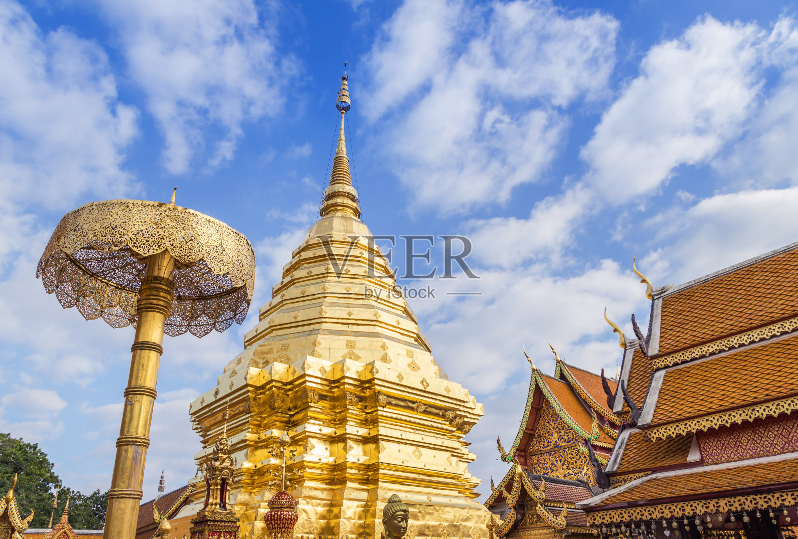 位于泰国清迈的素贴寺的大型公共金塔。照片摄影图片