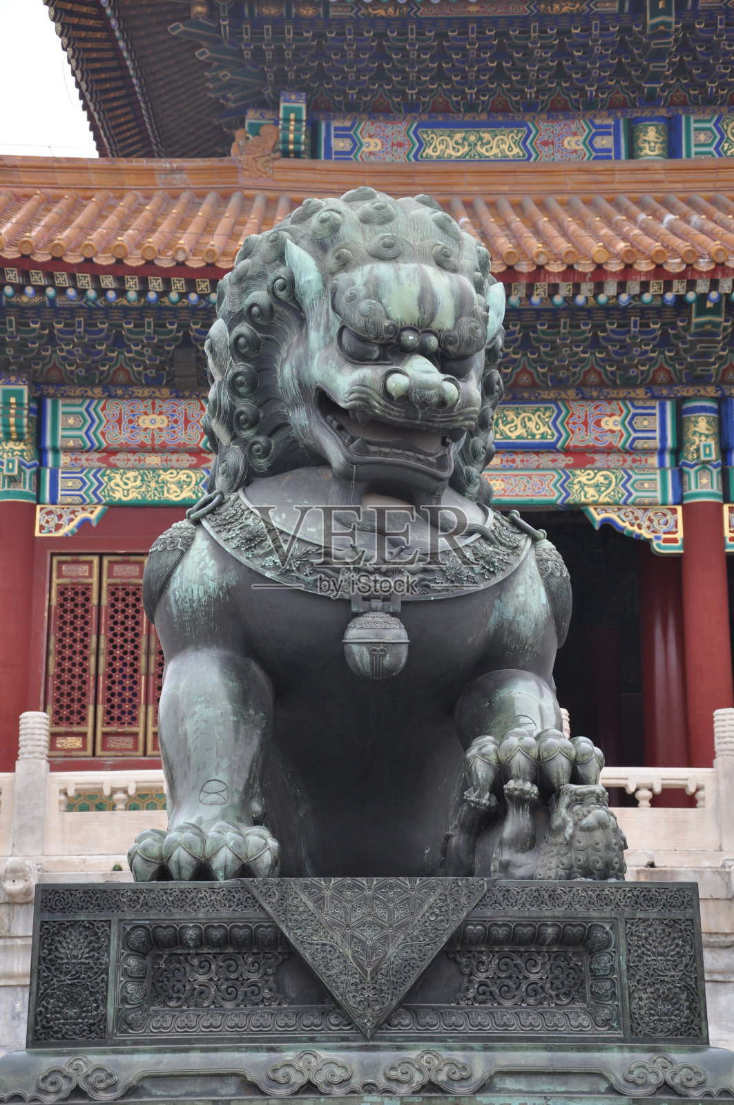一座高大的狮子雕像在紫禁城站岗。照片摄影图片