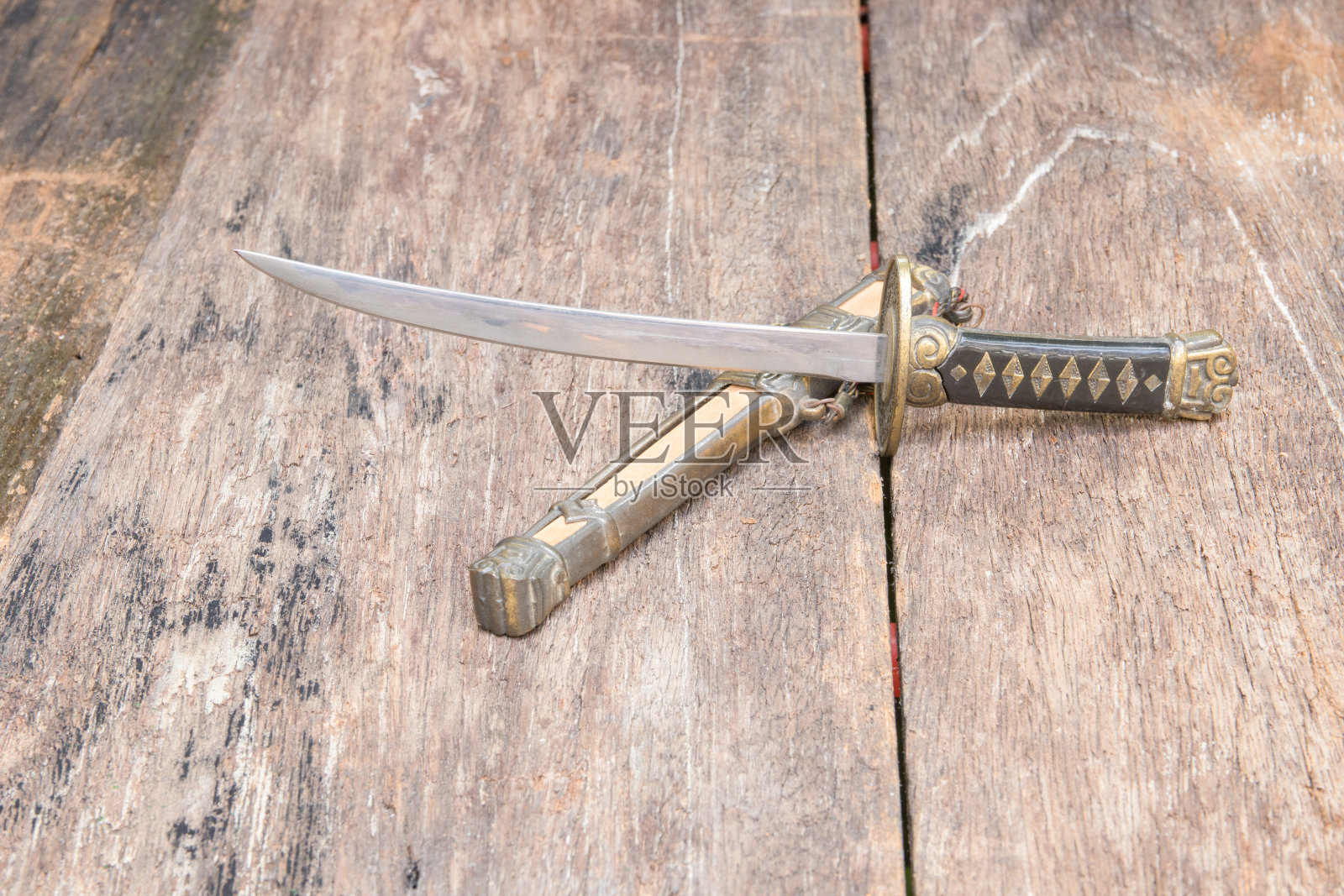 剑钢武士刀刺在老木地板上用仿空间照片摄影图片