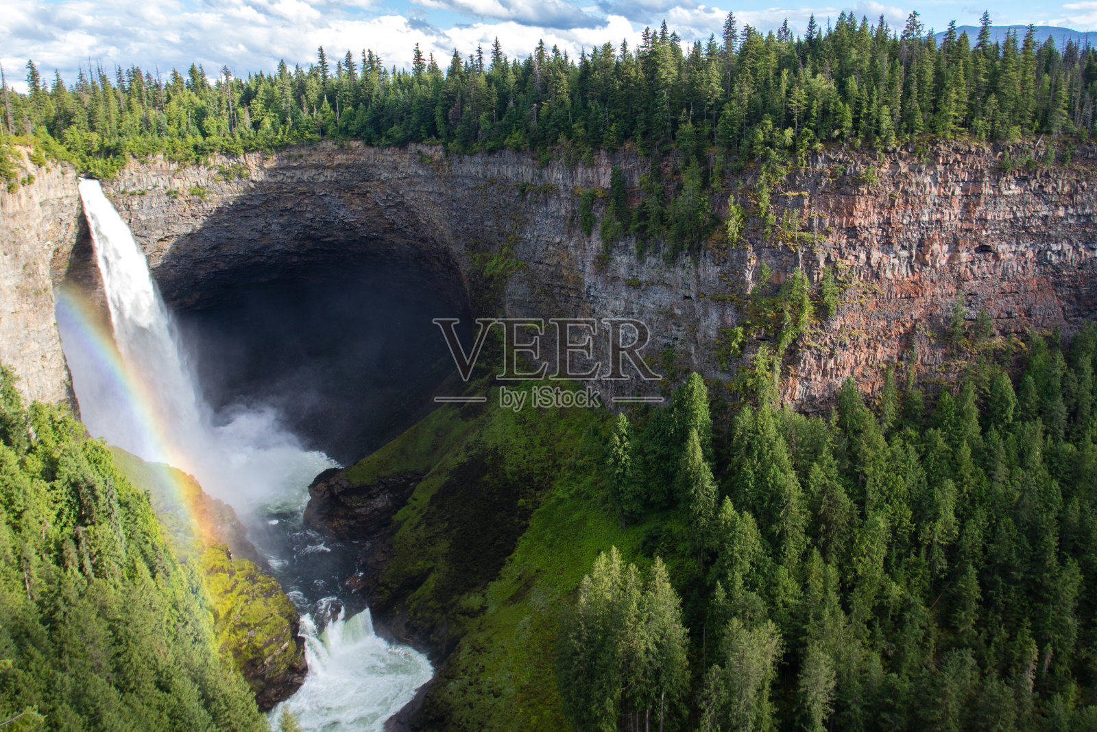 赫尔麦肯瀑布位于莫特尔河上，高141米。照片摄影图片