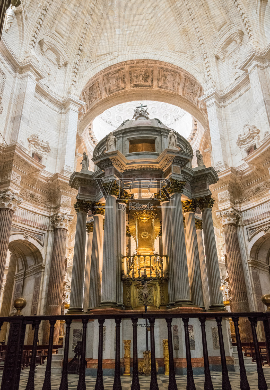 西班牙南部加的斯大教堂的祭坛照片摄影图片