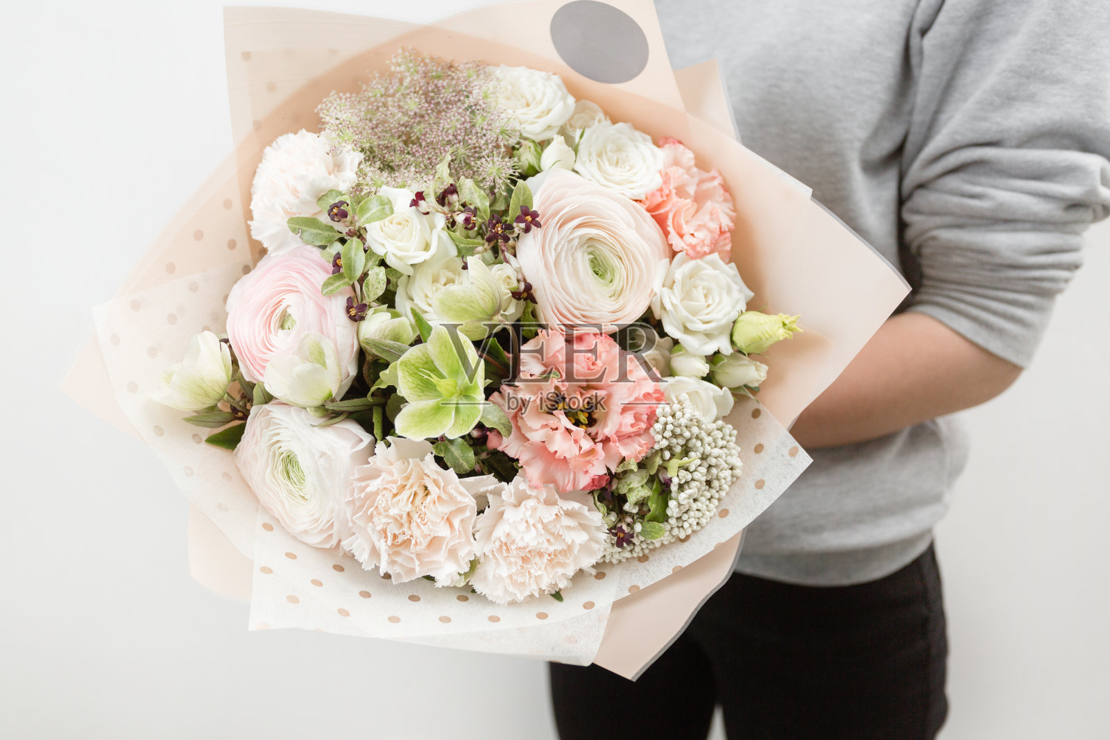 美丽的豪华花束混合鲜花在女人的手里。花店花匠的工作。水平的照片照片摄影图片