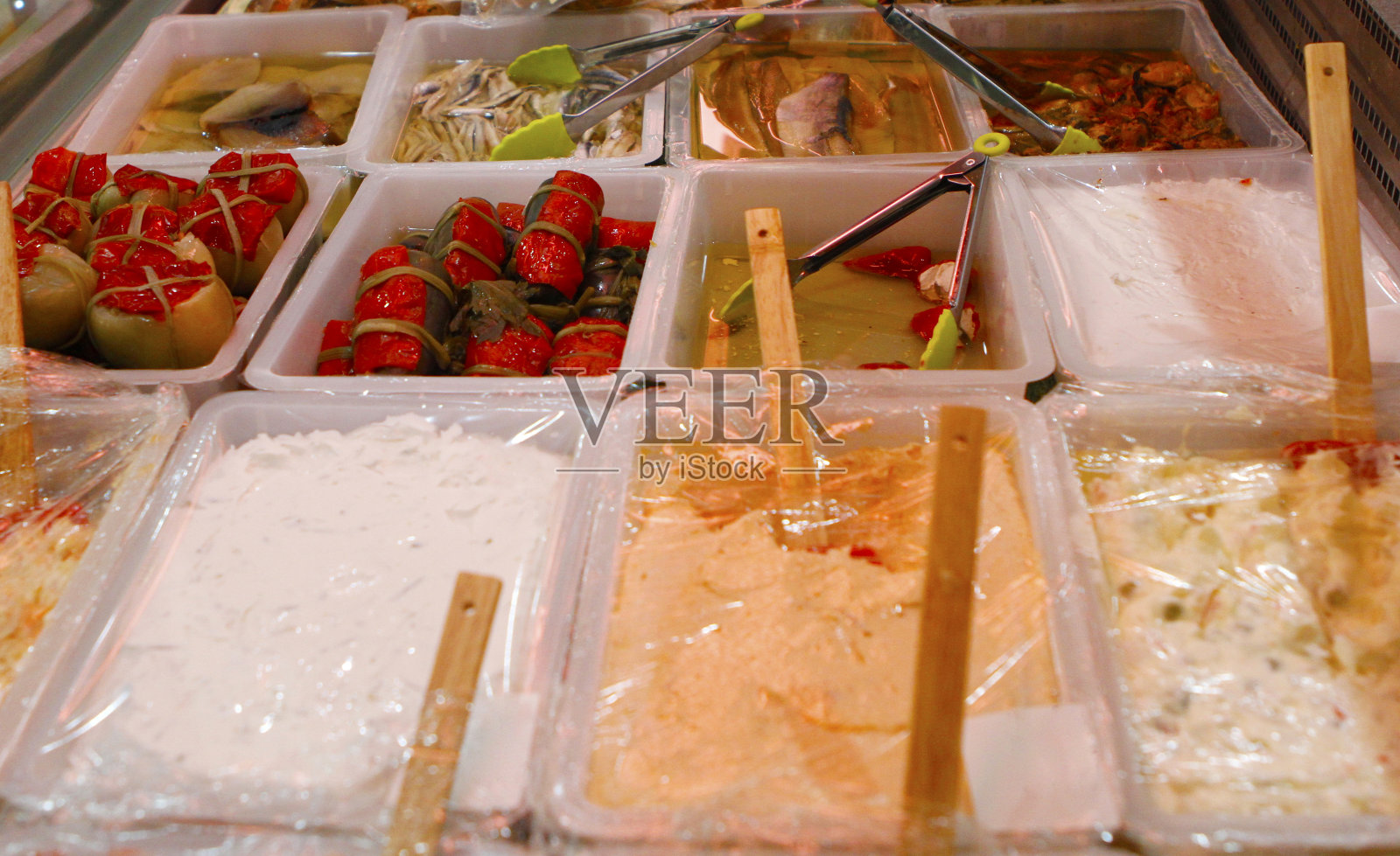 各种各样的沙拉和容器食品，自助快餐照片摄影图片