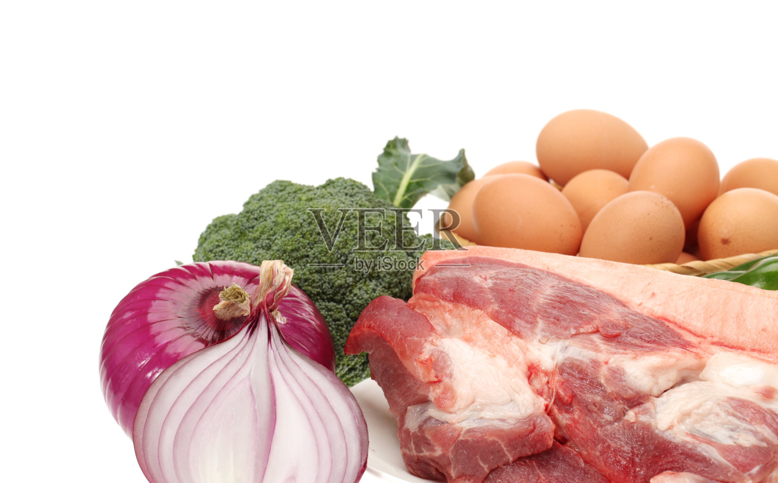 白色背景上的新鲜猪肉和蔬菜照片摄影图片