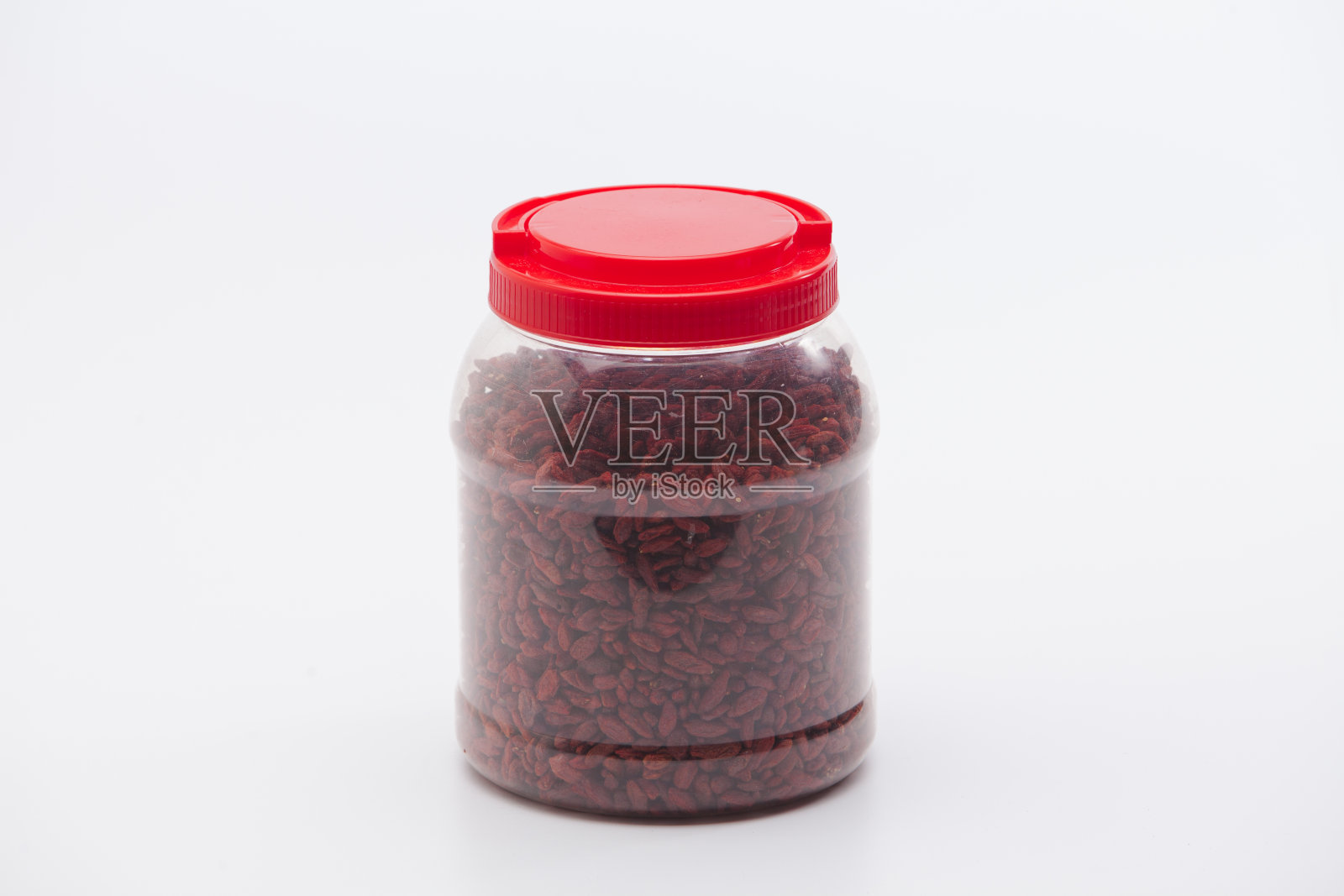干燥的红枸杞在塑料瓶中孤立照片摄影图片