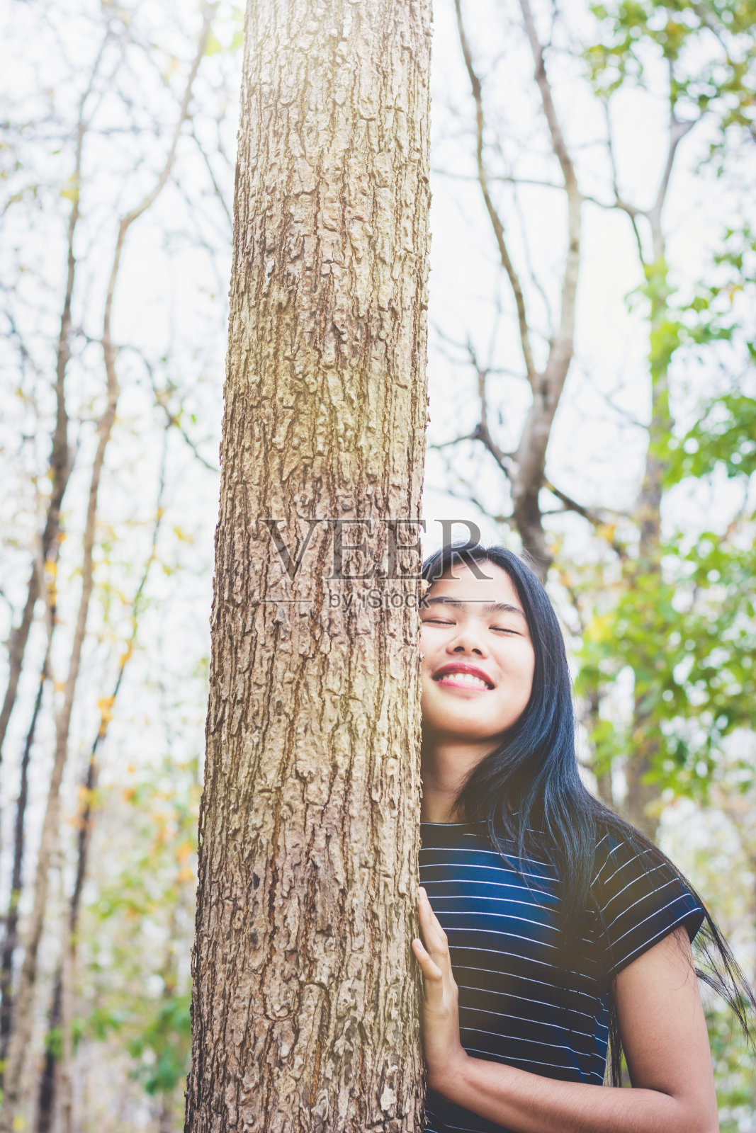 年轻女子在乡村森林里深呼吸的肖像照片摄影图片