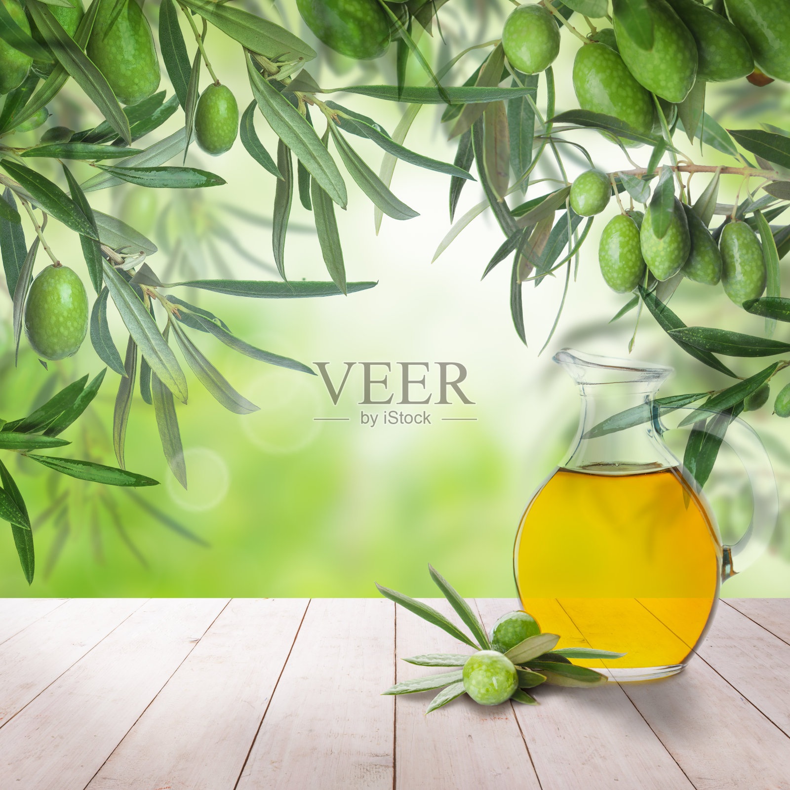 橄榄和橄榄油在白色木板和抽象的散焦。绿色食品的背景照片摄影图片