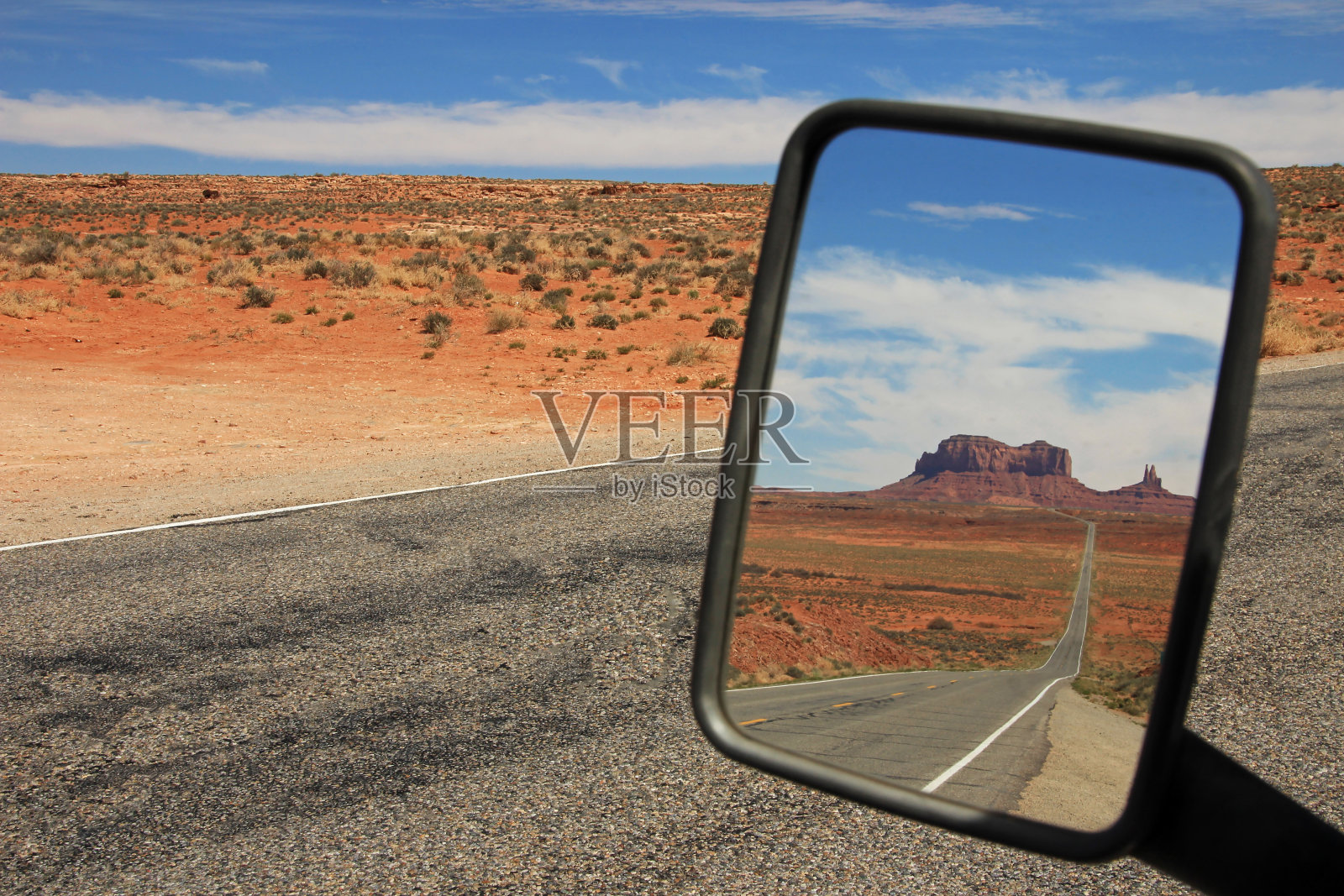 后视镜的道路运行通过纪念碑谷，犹他州照片摄影图片