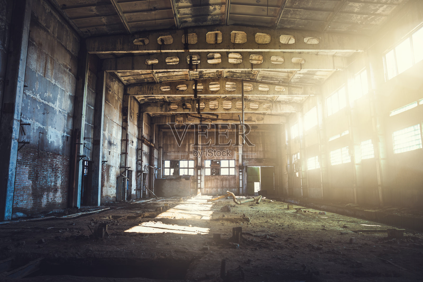 废弃废弃的工业厂房，廊道视角，废墟拆除概念照片摄影图片
