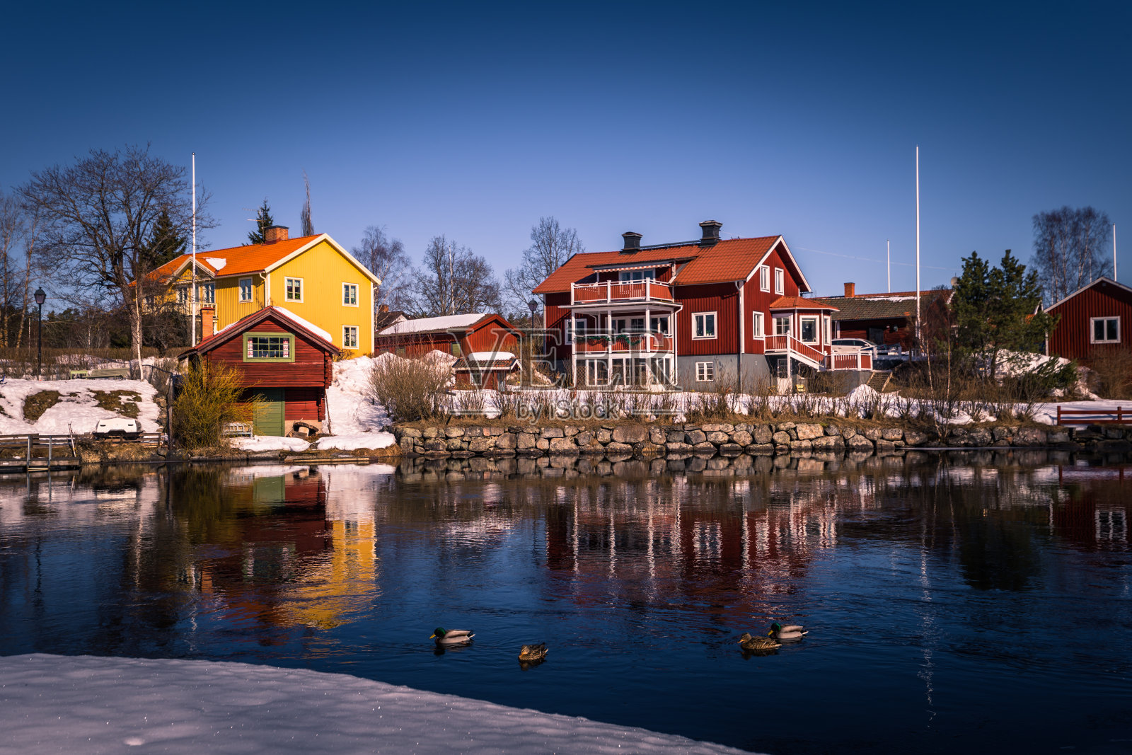 Sundborn - 2018年3月30日:瑞典达拉那风景如画的Sundborn小镇全景图照片摄影图片
