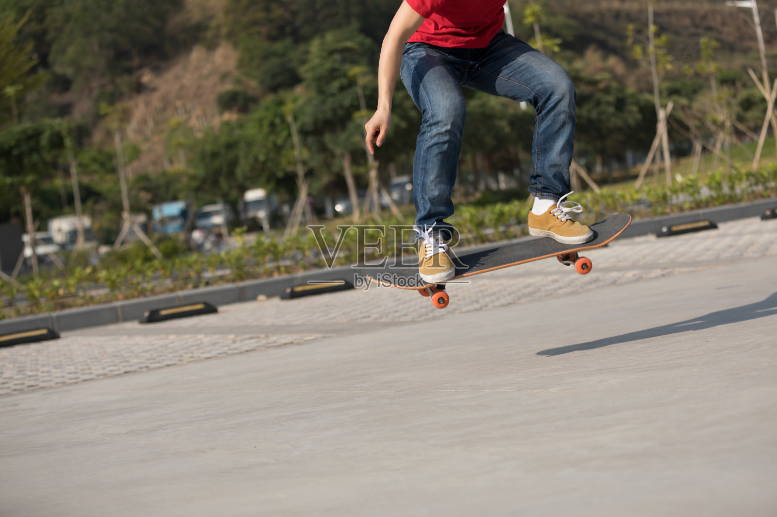 在停车场玩滑板的人照片摄影图片