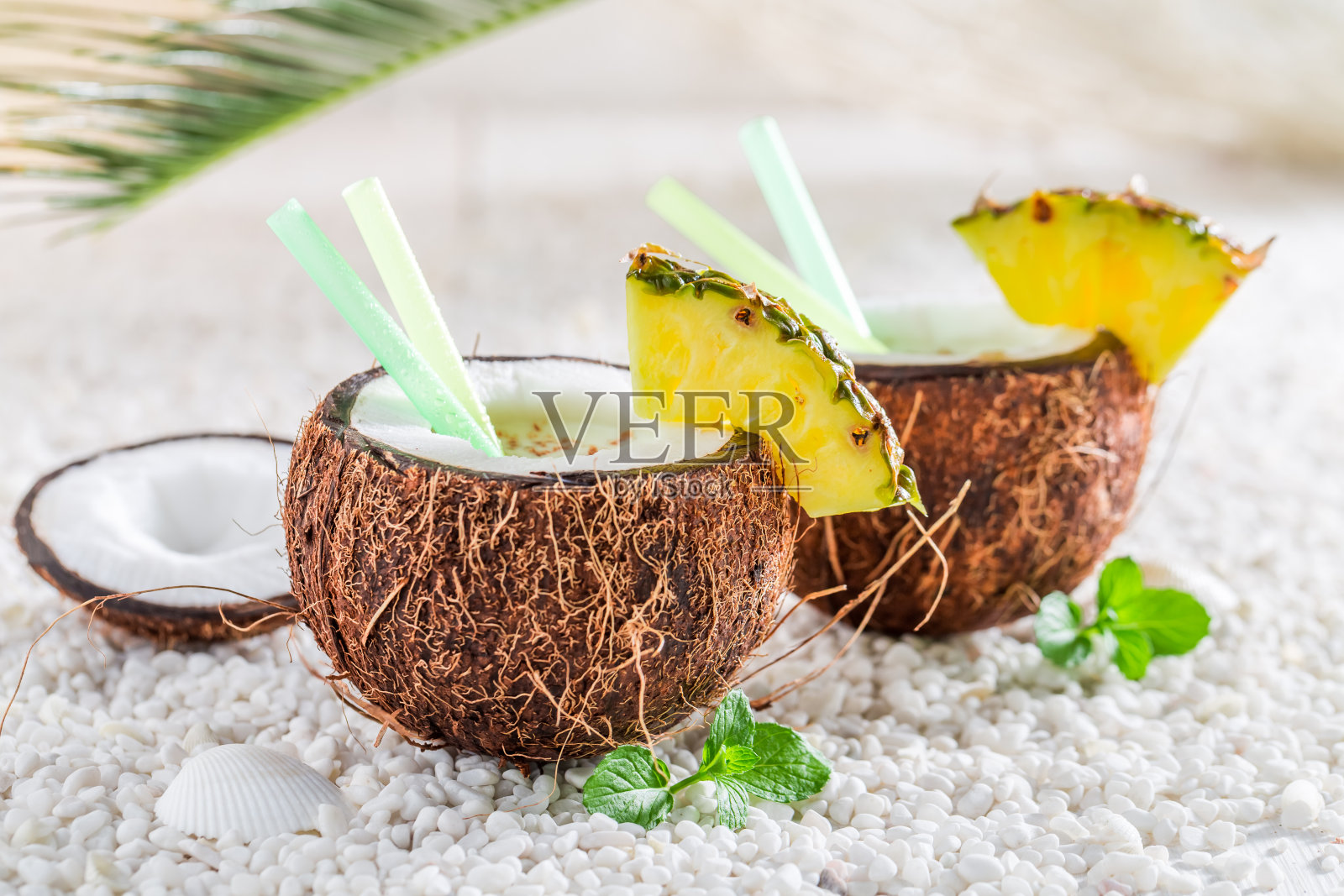 鲜嫩可口的椰子皮纳可拉达放在白色的鹅卵石上照片摄影图片