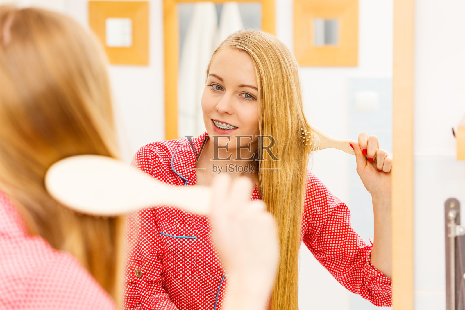 一个女人在浴室里梳理她的长发照片摄影图片