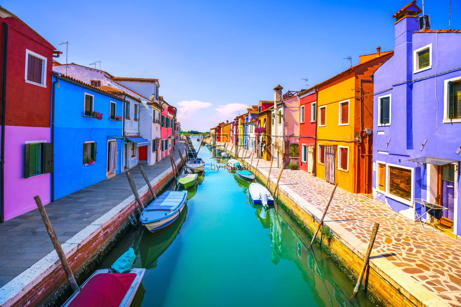 威尼斯地标，布拉诺岛运河，色彩斑斓的房屋和船只，意大利照片摄影图片