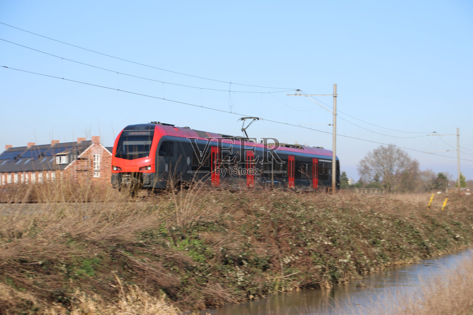 红黑轻轨乘客往返于荷兰Waddinxveen的gouda和Alphen aan den rijn之间照片摄影图片