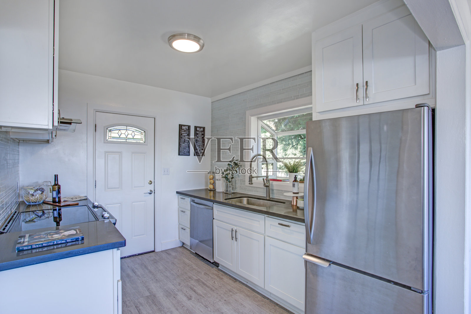 舒适的小厨房和白色的橱柜。照片摄影图片