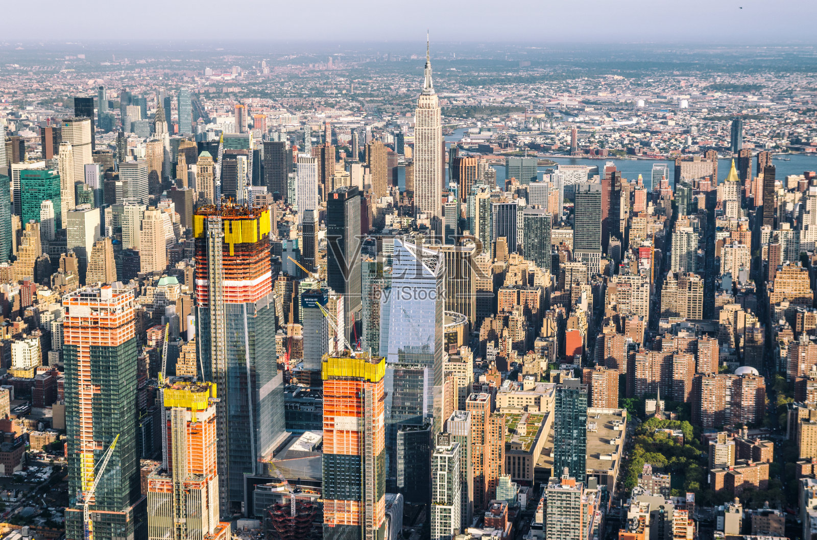 从直升机上俯瞰曼哈顿市中心照片摄影图片
