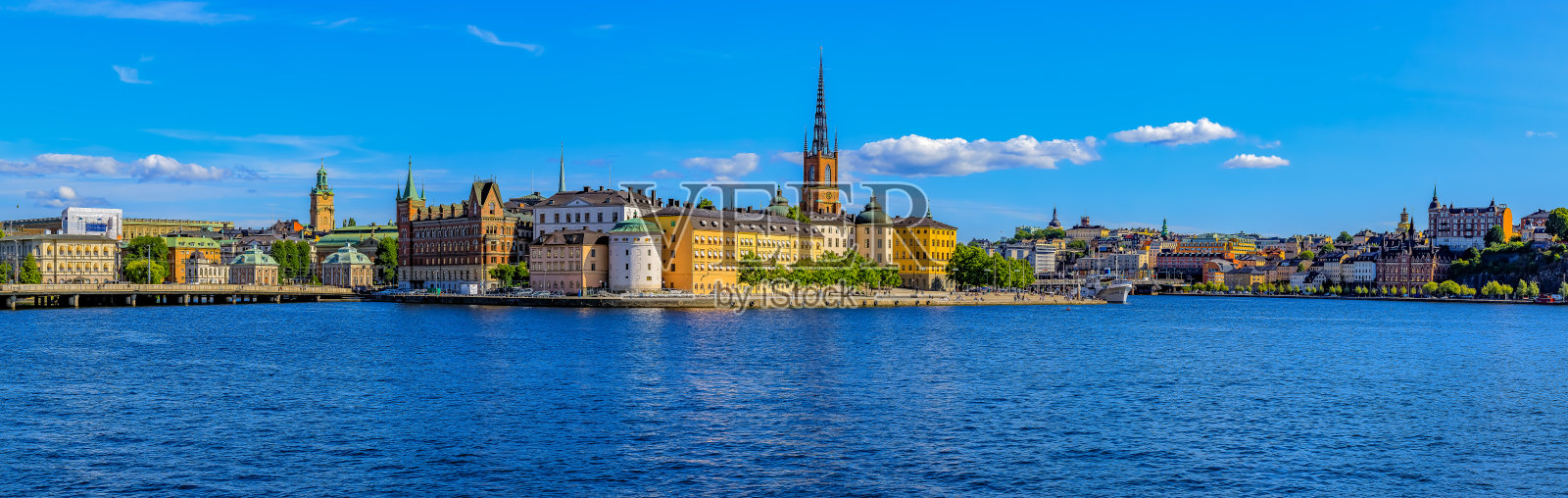 斯德哥尔摩老城Gamla Stan和瑞典Riddarholmen教堂全景照片摄影图片