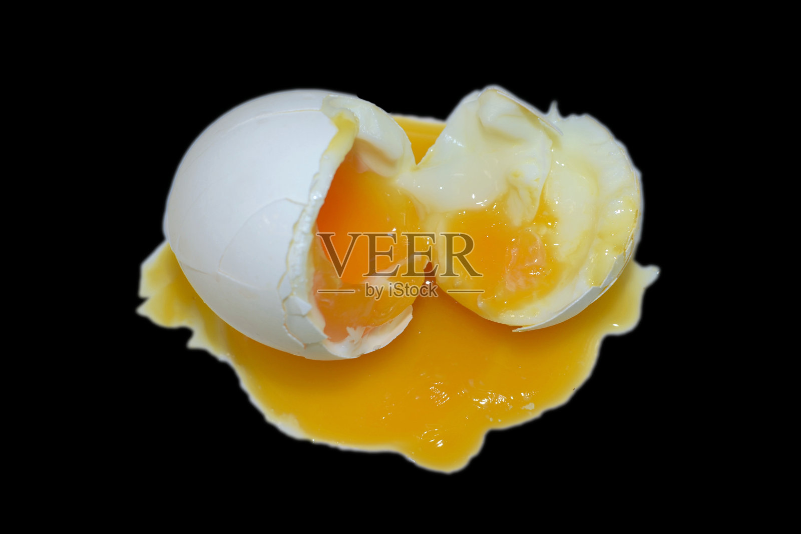 一个打开的煮鸡蛋漏了。照片摄影图片