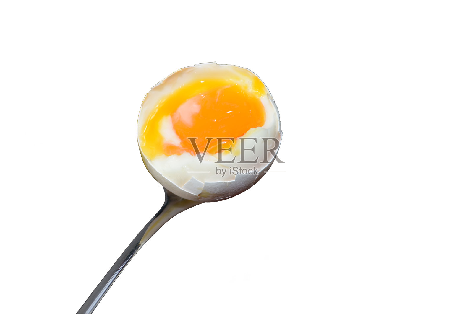 黑色背景下，银勺子上一个打开的鸡蛋照片摄影图片
