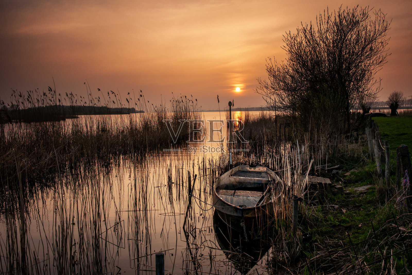 美丽的天空，日出前，在一个平静的河流或湖泊在春天照片摄影图片