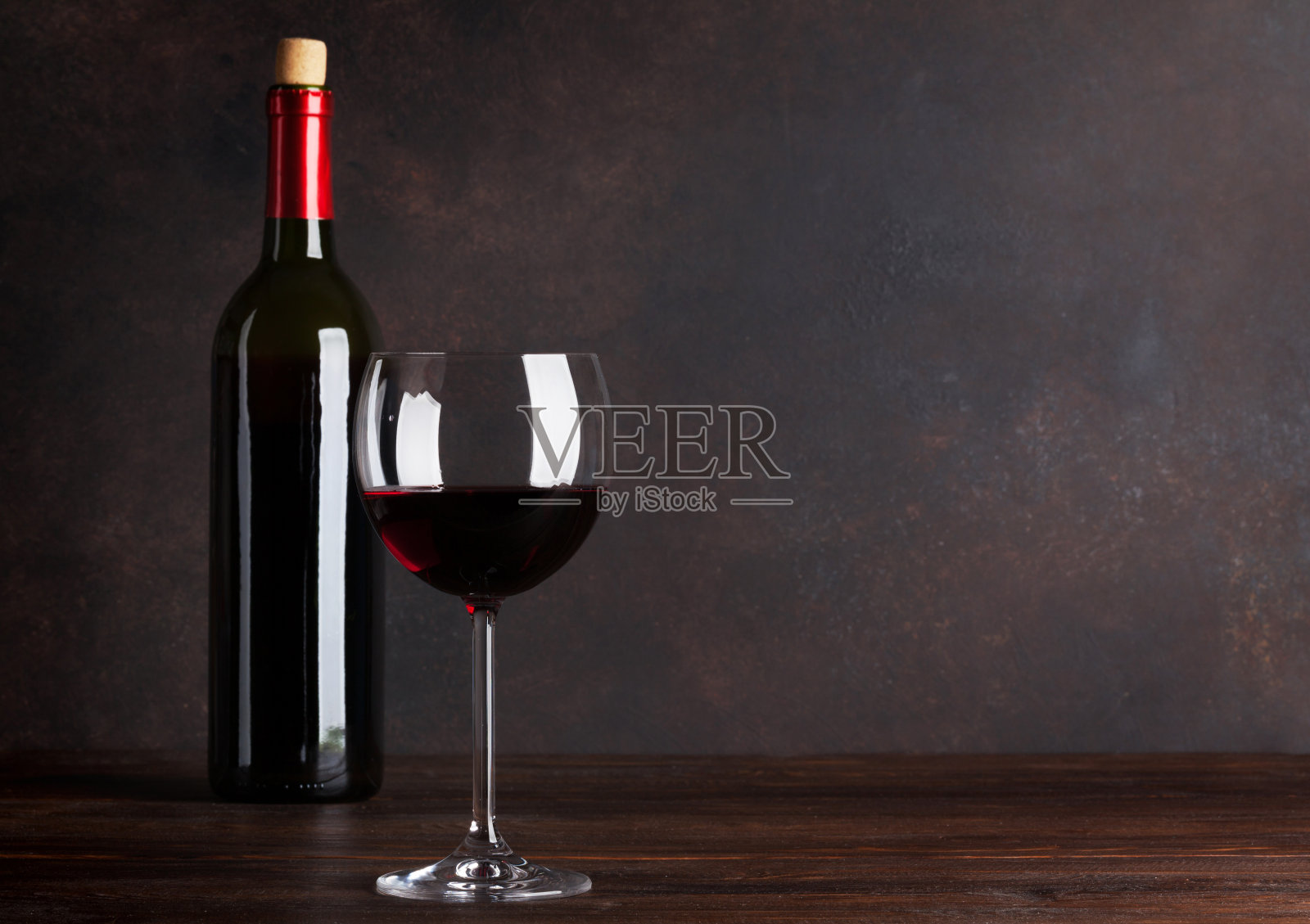 红酒瓶和玻璃杯照片摄影图片