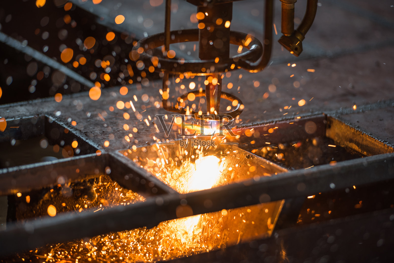 乙炔炬数控自动切割机在工厂切割钢板金属制品。照片摄影图片