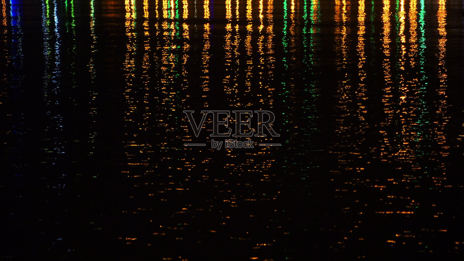 水面上五颜六色的城市灯光。照片摄影图片