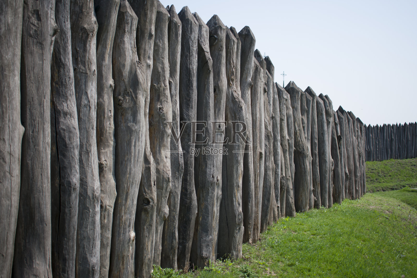 一排长长的原木篱笆保护着萨波瑞日亚照片摄影图片