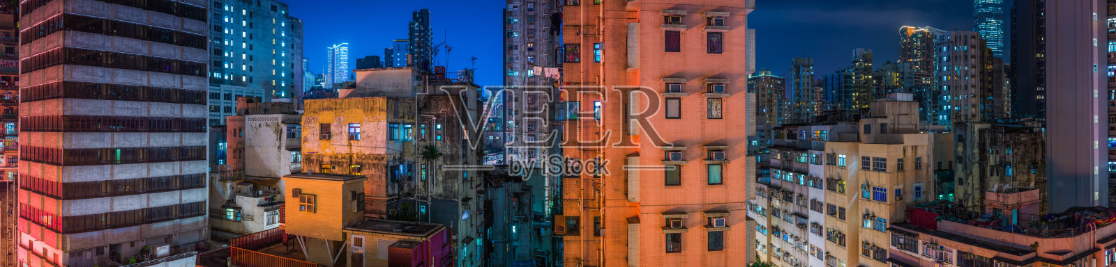 宁静的夜晚霓虹灯城市未来摩天大楼全景香港中国照片摄影图片