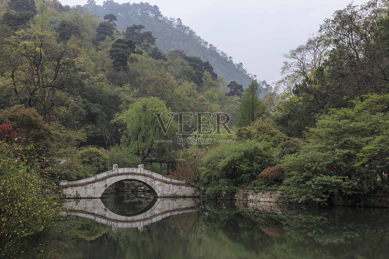 池塘和桥在贵阳，贵州省，中国。照片摄影图片