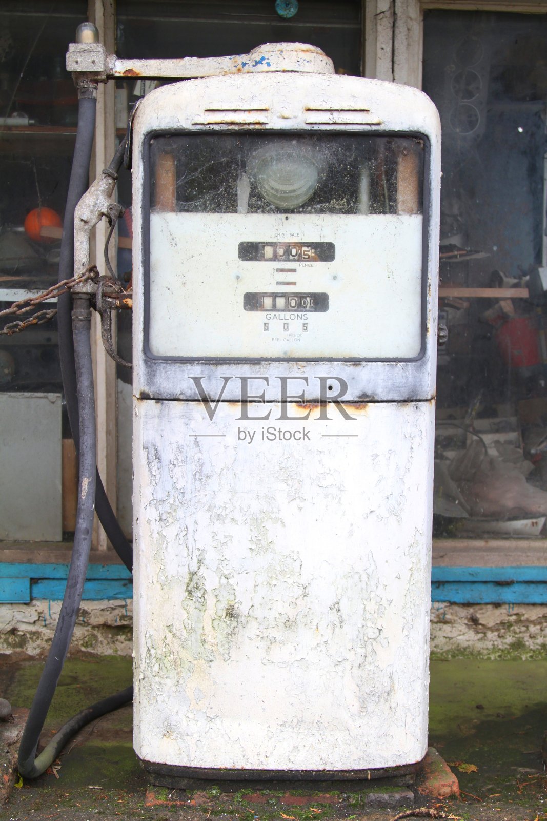 废弃的旧汽油或汽油泵照片摄影图片