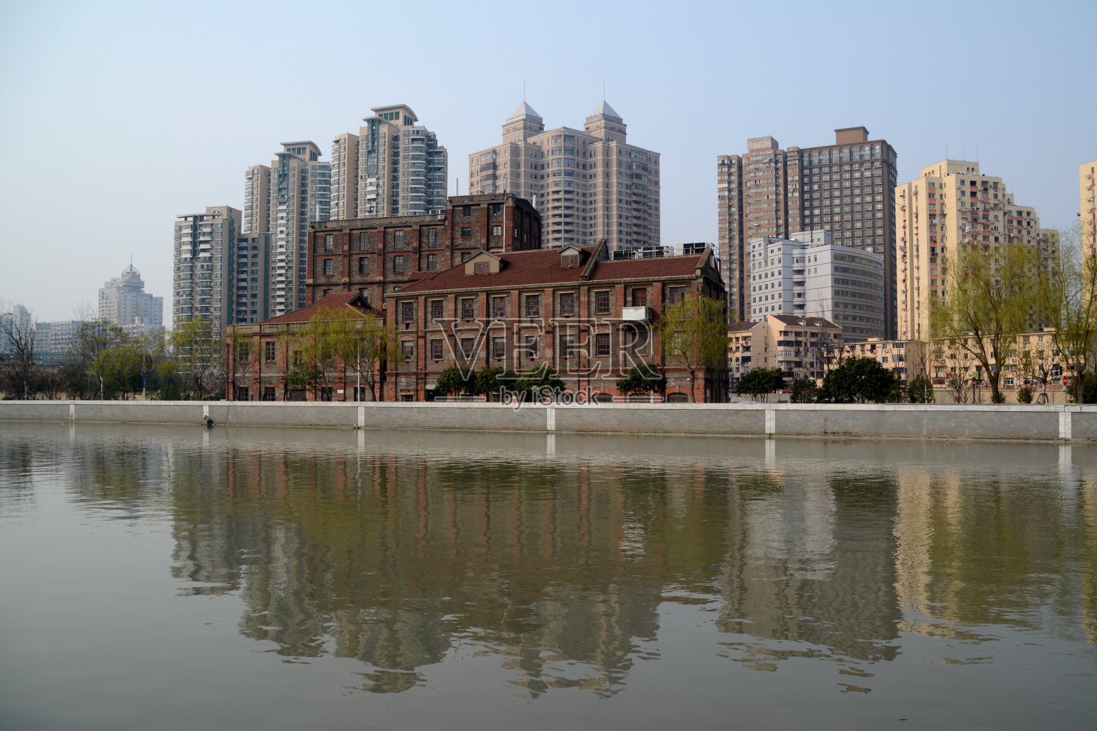 福胜面粉厂老建筑俯瞰苏州河，中国上海照片摄影图片