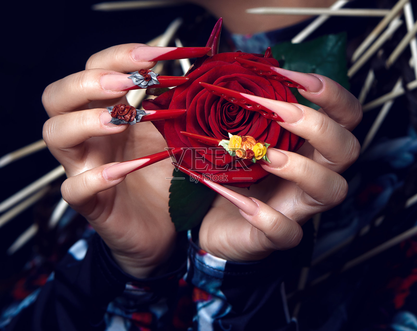 她手里拿着一朵红玫瑰照片摄影图片