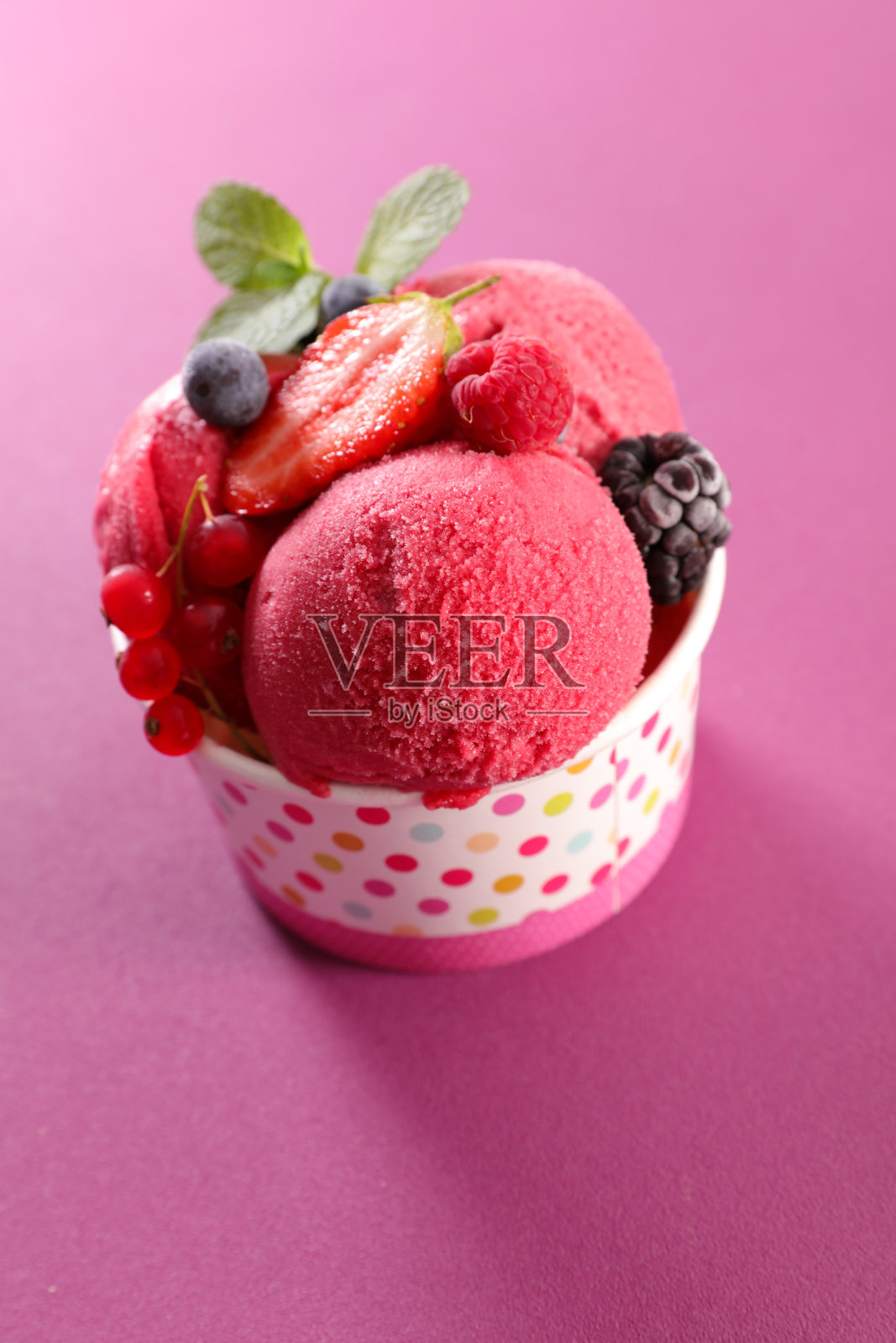 冰淇淋和水果照片摄影图片